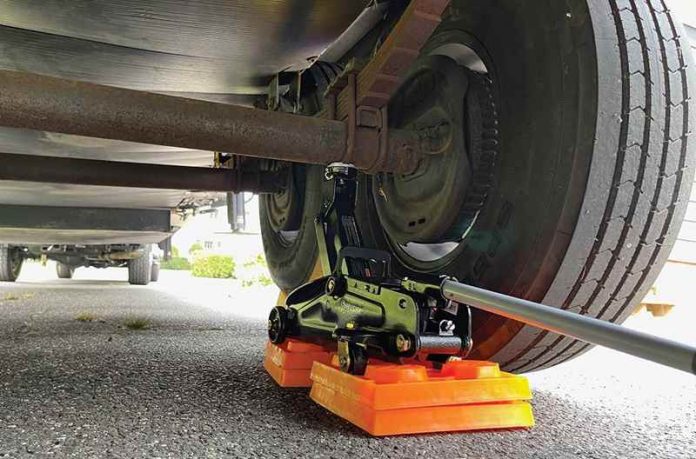 How to Jack Up a Dual Axle Travel Trailer