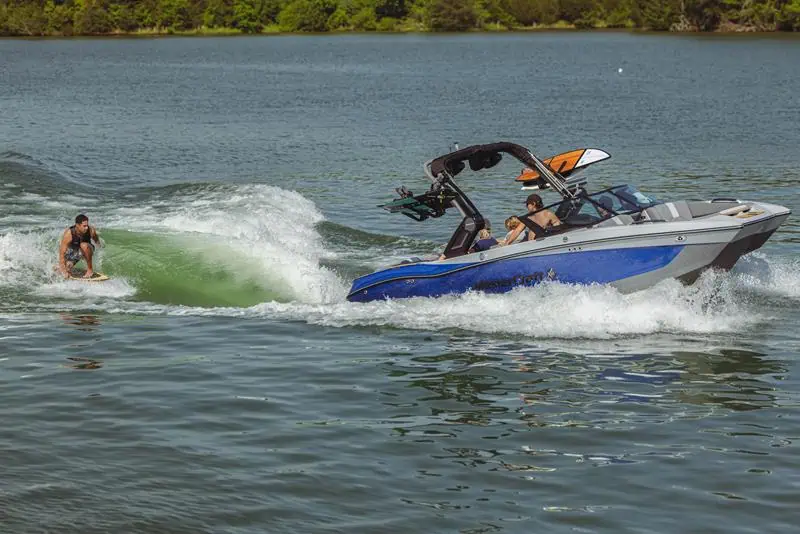 Which 3 Boats Are Safest To Use For Wakesurfing? 1 wakesurfing boat